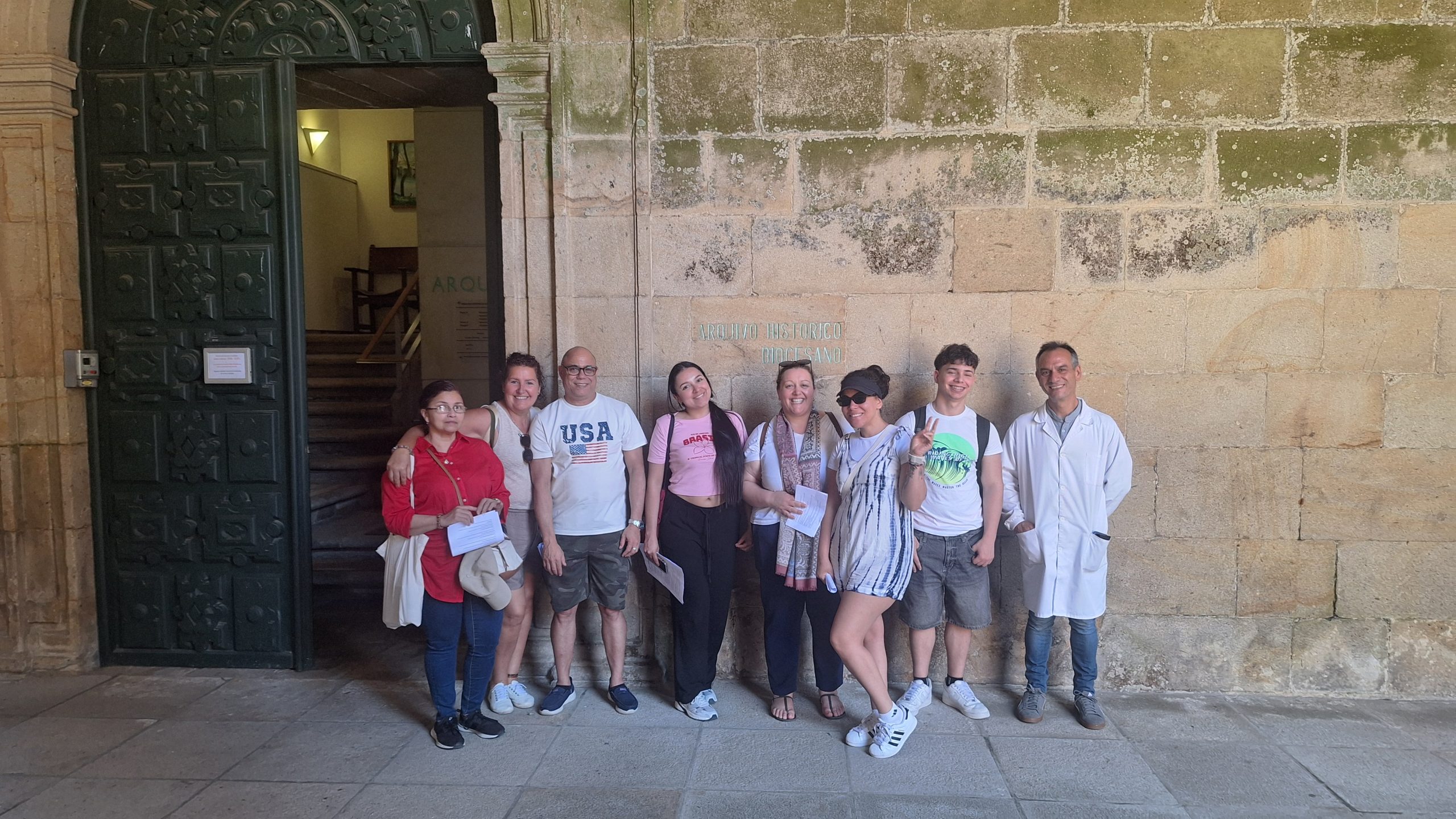Alumnado do módulo de Xestión de Arquivos do centro de formación Infórmate durante a súa visita ao Arquivo Histórico Diocesano de Santiago, realizada o 28 de maio de 2026.