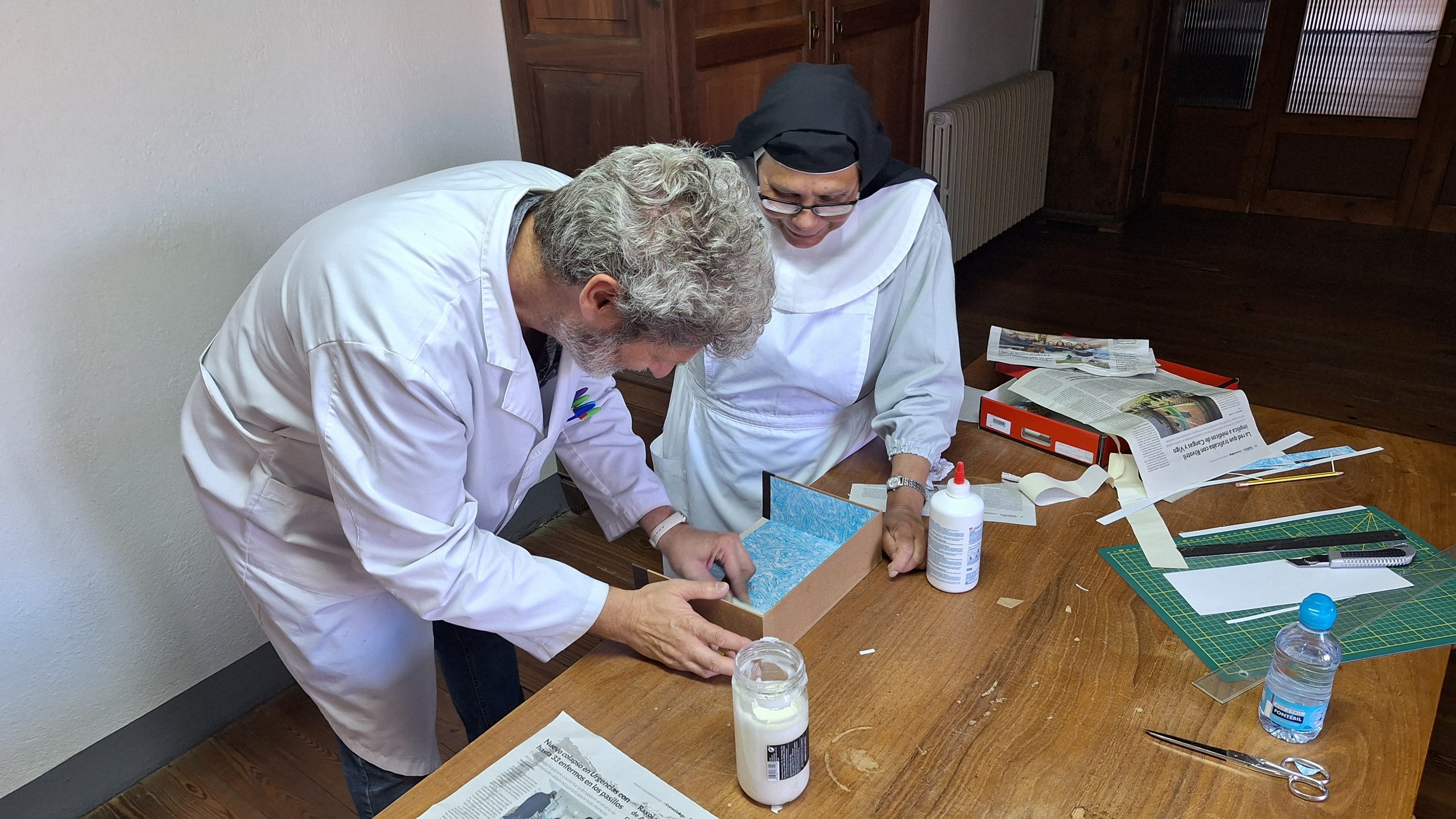 A irmá arquiveira do Mosteiro de Santa María de Belvís durante unha das sesións formativas impartidas polo Arquivo Histórico Diocesano de Santiago de Compostela.